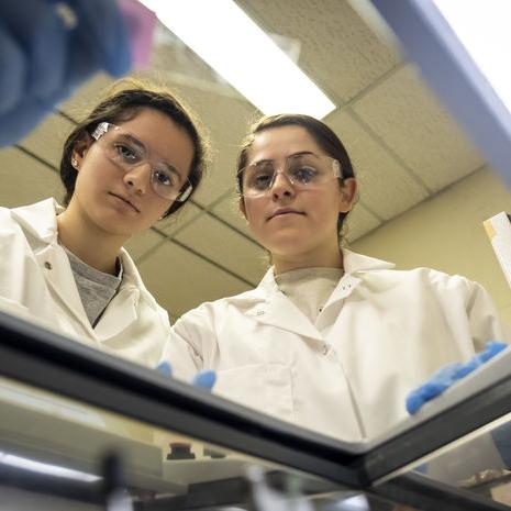 two researchers in the College of Science 和 Technology in a lab.